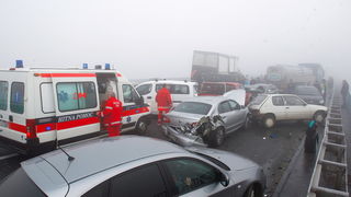 Zagreb, 161111.
Zagrebacka obilaznica, smjer istok, na mostu prije cvora Ivanja Reka, u jutrosnjoj magli oko 7 i 30 sati , sudarilo se dvadesetak automobila, a ozlijedjeno je vise osoba.
Foto: Goran Mehkek / Cropix