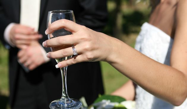 Brak više nije IN – brak nije za svakoga, a mnogo je onih koji jednostavno ne teže životu u paru.  Žene su danas postale mnogo samostalnije te osjećaju sve manji pritisak okoline kada odluče život provesti izvan braka