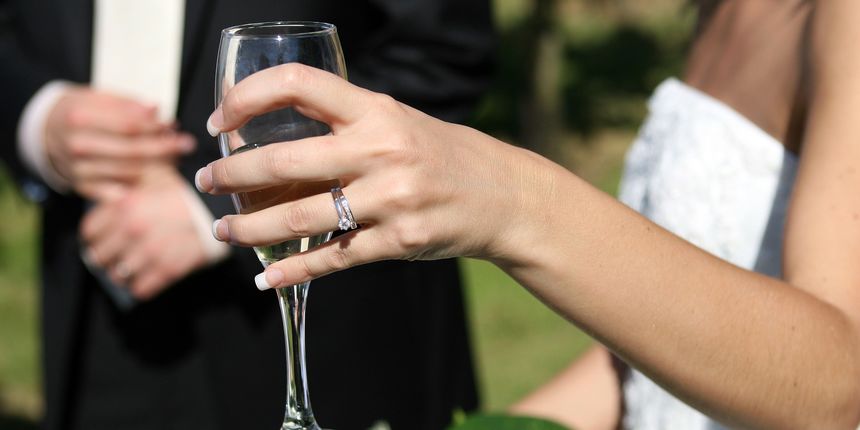 Brak više nije IN – brak nije za svakoga, a mnogo je onih koji jednostavno ne teže životu u paru.  Žene su danas postale mnogo samostalnije te osjećaju sve manji pritisak okoline kada odluče život provesti izvan braka