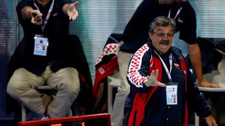 Zagreb, 050910.
Bazen Mladost na Savi.
29. Europsko prvenstvo u vaterpolu.
Hrvatska – Italija
Na fotografiji: Ratko Rudic i pomocnici Vjeko Kobescak i Elvis Fatovic prosvjeduju.
Foto: Ronald Gorsic / CROPIX