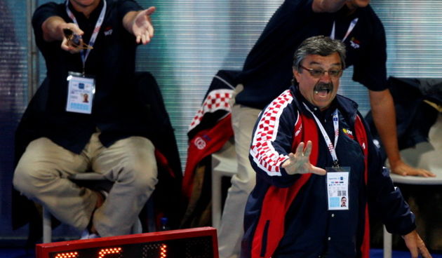 Zagreb, 050910.
Bazen Mladost na Savi.
29. Europsko prvenstvo u vaterpolu.
Hrvatska – Italija
Na fotografiji: Ratko Rudic i pomocnici Vjeko Kobescak i Elvis Fatovic prosvjeduju.
Foto: Ronald Gorsic / CROPIX