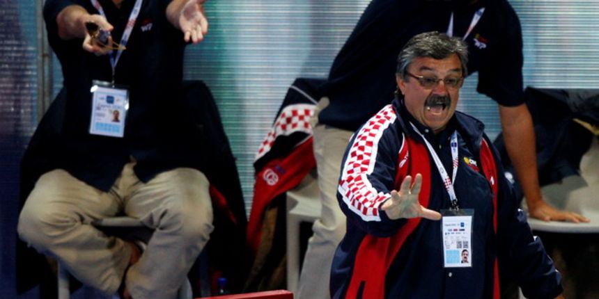Zagreb, 050910.
Bazen Mladost na Savi.
29. Europsko prvenstvo u vaterpolu.
Hrvatska – Italija
Na fotografiji: Ratko Rudic i pomocnici Vjeko Kobescak i Elvis Fatovic prosvjeduju.
Foto: Ronald Gorsic / CROPIX