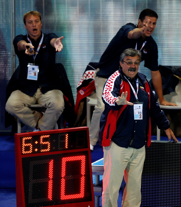 Zagreb, 050910.
Bazen Mladost na Savi.
29. Europsko prvenstvo u vaterpolu.
Hrvatska – Italija
Na fotografiji: Ratko Rudic i pomocnici Vjeko Kobescak i Elvis Fatovic prosvjeduju.
Foto: Ronald Gorsic / CROPIX