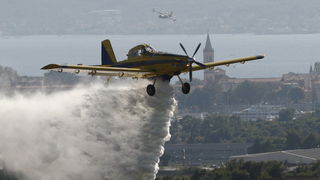 Zadar, 270810
Veliki pozar izbio je danas popodne u Zadru na podrucju izmedju kvarta Bili brig i put Bokanjca. Vatrogasci su i dalje na terenu te se bore sa vatrom da ne dodje do obliznjih kuca.
Foto: Jure Miskovic / CROPIX