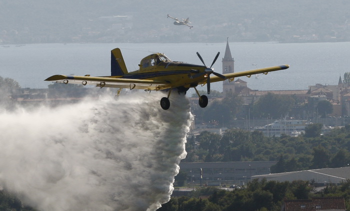 Zadar, 270810
Veliki pozar izbio je danas popodne u Zadru na podrucju izmedju kvarta Bili brig i put Bokanjca. Vatrogasci su i dalje na terenu te se bore sa vatrom da ne dodje do obliznjih kuca.
Foto: Jure Miskovic / CROPIX