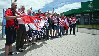 Hrvatski navijači okupirali Saint-Etienne pred utakmicu između Hrvatske i Češke. Photo: Sanjin Strukić/PIXSELL
