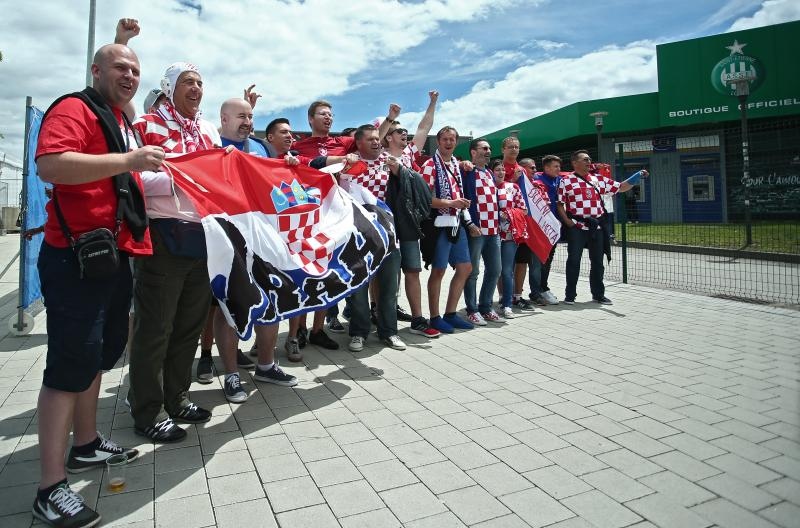Hrvatski navijači okupirali Saint-Etienne pred utakmicu između Hrvatske i Češke. Photo: Sanjin Strukić/PIXSELL