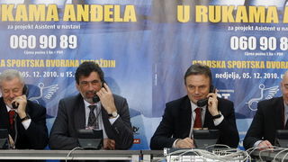 Varazdin, 051210.
U gradskoj sportskoj dvorani na Dravi odrzava se humanitarna akcija “U rukama andjela”, u kojoj se skuplja novac za projekt Asistent u nastavi.
Na koncertu nastupaju Bambi Molesters, Feminem
Gibonni, Jaques, Klapa Kampanel, Lana Jurcevic