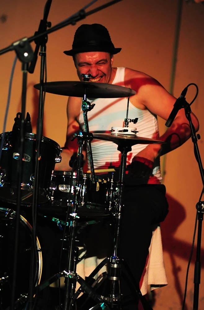 Zadar, 28.07.2011. snimio: Nenad Marčev
HIP HOP – JAZZ
SASKIA LAROO PROJECT (NL-USA-CRO- ITALY)
Saskia Laroo – trumpet, vocal
Warren Byrd – keyboards, vocal
MC Stewlocks Andy Ninvalle – rap, vocal
Daniel Guelli – bass guitar
Sin Banović – dr Zadar, 28.07.2011. snimio: Nenad Marčev
HIP HOP – JAZZ
SASKIA LAROO PROJECT (NL-USA-CRO- ITALY)
Saskia Laroo – trumpet, vocal
Warren Byrd – keyboards, vocal
MC Stewlocks Andy Ninvalle – rap, vocal
Daniel Guelli – bass guitar
Sin Banović – dr