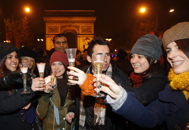 Docek Nove godine u Parizu (Foto: Reuters)