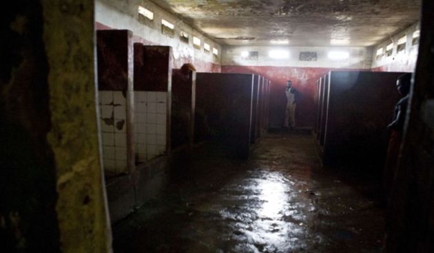 TO GO WITH AFP STORY-In this Photograph taken on March 31, 2011, and provided by amnesty international, inmates of the Monrovia Central Prison use bathrooms deprived of plumbing, electricity and hygiene. Conditions in Liberian prisons violate basic human
