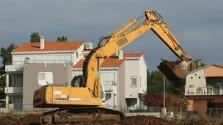 U ulici Ive Masine (Mjesni odbor Crvene kuce) gradonacelnik Bozidar Kalmeta sa suradnicima polozio je kamen temeljac. Time je svecano obiljezeni pocetak gradnje socijalnih stanova po modelu programa POS. Photo: Dino Stanin/PIXSELL