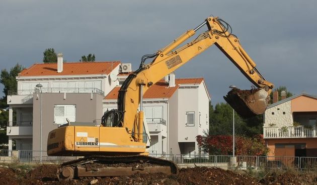 U ulici Ive Masine (Mjesni odbor Crvene kuce) gradonacelnik Bozidar Kalmeta sa suradnicima polozio je kamen temeljac. Time je svecano obiljezeni pocetak gradnje socijalnih stanova po modelu programa POS. Photo: Dino Stanin/PIXSELL