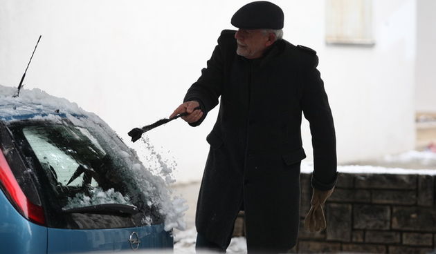 Zadar, 060212.
Iako je snjeg stao padati prije dva dana Zadar je jos uvijek pod bijelim pokrivacem, a niske temperature stvorile su poledicu.Sve glavne prometnice su ociscene osim onih prilaznih koje bi gradjani trebali sami ocistiti, rijetki su oni koji