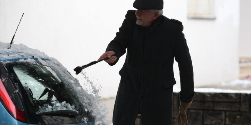 Zadar, 060212.
Iako je snjeg stao padati prije dva dana Zadar je jos uvijek pod bijelim pokrivacem, a niske temperature stvorile su poledicu.Sve glavne prometnice su ociscene osim onih prilaznih koje bi gradjani trebali sami ocistiti, rijetki su oni koji Zadar, 060212.
Iako je snjeg stao padati prije dva dana Zadar je jos uvijek pod bijelim pokrivacem, a niske temperature stvorile su poledicu.Sve glavne prometnice su ociscene osim onih prilaznih koje bi gradjani trebali sami ocistiti, rijetki su oni koji