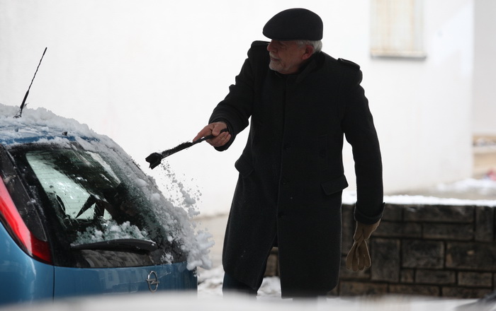 Zadar, 060212.
Iako je snjeg stao padati prije dva dana Zadar je jos uvijek pod bijelim pokrivacem, a niske temperature stvorile su poledicu.Sve glavne prometnice su ociscene osim onih prilaznih koje bi gradjani trebali sami ocistiti, rijetki su oni koji Zadar, 060212.
Iako je snjeg stao padati prije dva dana Zadar je jos uvijek pod bijelim pokrivacem, a niske temperature stvorile su poledicu.Sve glavne prometnice su ociscene osim onih prilaznih koje bi gradjani trebali sami ocistiti, rijetki su oni koji