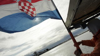 Umag, Savudrija, 071109.
Ribarski konvoj organiziran zbog protivljenja arbitraznom sporazumu sa slovenijom smatrajuci da bi njegovom primjenom Hrvatska mogla ostati bez dijela svog teritorijalnog mora juznije od crte sredine Savudrijske vale. Prosvjedoval Umag, Savudrija, 071109.
Ribarski konvoj organiziran zbog protivljenja arbitraznom sporazumu sa slovenijom smatrajuci da bi njegovom primjenom Hrvatska mogla ostati bez dijela svog teritorijalnog mora juznije od crte sredine Savudrijske vale. Prosvjedoval