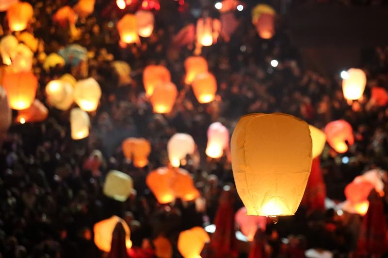 Na tržnici Dolac održan je peti performans Kapulica & Lampioni.  Foto: PIXSELL