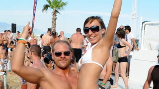 Novalja, 020710.
Temperature na termometrima su presle debelo iznad 30 stupnjeva Celzijevih a samim time su i plaze postale omiljena okupljalista. Plaza Zrce prepuna je kupaca na kojoj je svatko pronasao poneku zanimaciju.
Foto: Andrija Lucic / CROPIX Novalja, 020710.
Temperature na termometrima su presle debelo iznad 30 stupnjeva Celzijevih a samim time su i plaze postale omiljena okupljalista. Plaza Zrce prepuna je kupaca na kojoj je svatko pronasao poneku zanimaciju.
Foto: Andrija Lucic / CROPIX