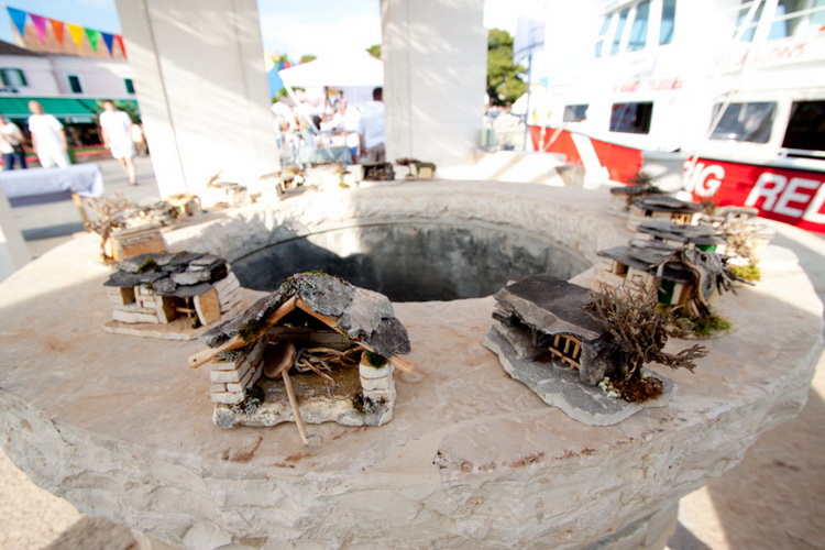 Biograd: 6. Dugi svehrvatski eno-eko-gastro-etno stol, Foto: Franjo Jurić Biograd: 6. Dugi svehrvatski eno-eko-gastro-etno stol, Foto: Franjo Jurić