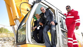 Sibenik ,160910.
Marina Mandalina
Treci Adriatic Boat Show otvoren i traje 4 dana u kojem ce posjetitelji imati priliku vidjeti preko 150 plovila i preko 175 standova sa ponudom svega vezanog more i brodove
na slici Goran Prgin NCP i Hunsnu Akhan presjedn