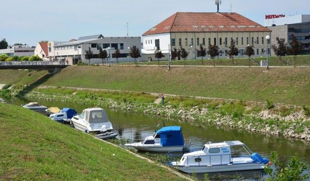 Vukovarsku luku uplovio luksuzni, sto cetrdeset metraski kruzer Emerald Sun, na kojem su strani turisti koji putuju Dunavom. Photo: Ivica Galovic/ PIXSELL
