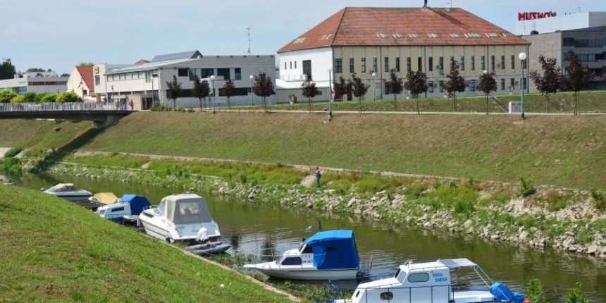 Vukovarsku luku uplovio luksuzni, sto cetrdeset metraski kruzer Emerald Sun, na kojem su strani turisti koji putuju Dunavom. Photo: Ivica Galovic/ PIXSELL