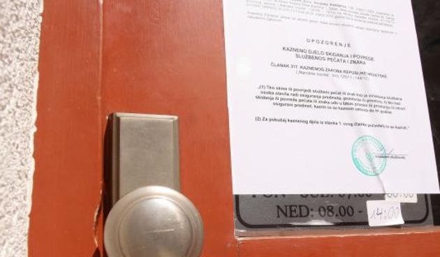 23.07.2013., Zadar – Zbog viska od 128 kn u blagajni, inspektori su jutros zapecatili ugostiteljski objekt “Macho” u centru grada. Vlasnicima iz Njemacke takodjer je izrecena novcana kazna od 20 000 kn. Oni najavljuju zalbu sudu u Strazburu. Photo: Dino