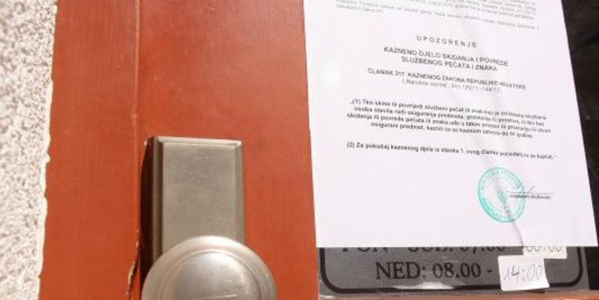 23.07.2013., Zadar – Zbog viska od 128 kn u blagajni, inspektori su jutros zapecatili ugostiteljski objekt “Macho” u centru grada. Vlasnicima iz Njemacke takodjer je izrecena novcana kazna od 20 000 kn. Oni najavljuju zalbu sudu u Strazburu. Photo: Dino 23.07.2013., Zadar – Zbog viska od 128 kn u blagajni, inspektori su jutros zapecatili ugostiteljski objekt “Macho” u centru grada. Vlasnicima iz Njemacke takodjer je izrecena novcana kazna od 20 000 kn. Oni najavljuju zalbu sudu u Strazburu. Photo: Dino