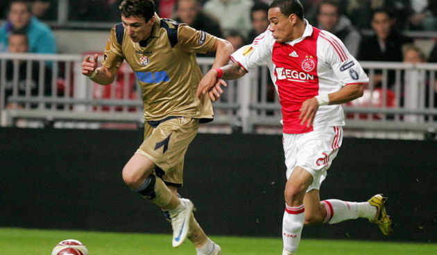 Amsterdam, 221009. Uefa Europa League. Grupa A, 3 kolo. Dinamo – Ajax. Na slici: Mario Mandzukic i Gregory van der Wiel.  Foto: Davor Pongracic / CROPIX