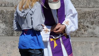 Zadar, 080510.
Zadar je domacin Susreta katolicke mladezi 2010. 
Susret ce trajati dva dana a u njemu ce sudjelovati preko 30.000 mladih iz Hrvatske i svijeta. 
Na fotografiji: mladi su se prije mise mogli ispovjedati na otvorenom.
Foto: Andrija Lucic / C