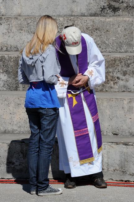 Zadar, 080510.
Zadar je domacin Susreta katolicke mladezi 2010. 
Susret ce trajati dva dana a u njemu ce sudjelovati preko 30.000 mladih iz Hrvatske i svijeta. 
Na fotografiji: mladi su se prije mise mogli ispovjedati na otvorenom.
Foto: Andrija Lucic / C