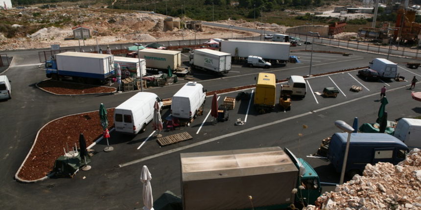 Zadar, 280811.
Ovog je vikenda otvorena Veletrznica na novoj lokaciji kod Supernove. Preseljenje je izvrseno u noci izmedju petka i subote, a vec u nedjelju nova je veletrznica normalno radila na novoj lokaciji.
Foto: Vladimir Ivanov / CROPIX Zadar, 280811.
Ovog je vikenda otvorena Veletrznica na novoj lokaciji kod Supernove. Preseljenje je izvrseno u noci izmedju petka i subote, a vec u nedjelju nova je veletrznica normalno radila na novoj lokaciji.
Foto: Vladimir Ivanov / CROPIX