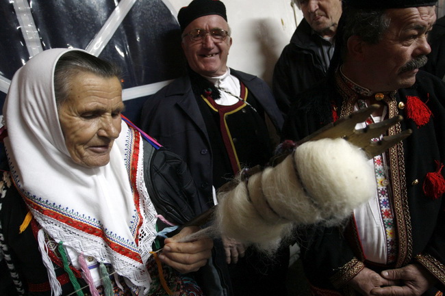 Nadin, 020110.
Etno glazbena manifestacija pod nazivom Cvitarijada odrzana je veceras u selu Nadin kraj Zadra. Cvitarijada je natjecanje u sviranju usne harmonike.
Foto: Jure Miskovic / CROPIX Nadin, 020110.
Etno glazbena manifestacija pod nazivom Cvitarijada odrzana je veceras u selu Nadin kraj Zadra. Cvitarijada je natjecanje u sviranju usne harmonike.
Foto: Jure Miskovic / CROPIX