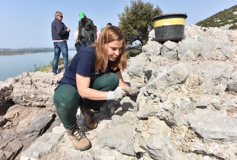 Park prirode Vransko jezero: Predstavljena pronađena utvrda iz 15. stoljeća s naoružanjem na brdu Osridak-Gradina. Foto: Hrvoje Jelavić/PIXSELL Park prirode Vransko jezero: Predstavljena pronađena utvrda iz 15. stoljeća s naoružanjem na brdu Osridak-Gradina. Foto: Hrvoje Jelavić/PIXSELL