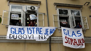 Pula, 071110.
Novinari, fotoreporteri, graficari i ostalo tehnicko osoblje Glasa Istre od danas su u strajku jer je uprava najavila sindikatu otpustanje trecine zaposlenika. Uprava ce uz pomoc sudske odluke (dvadeset radnika je dobilo radnu obavezu) pokus Pula, 071110.
Novinari, fotoreporteri, graficari i ostalo tehnicko osoblje Glasa Istre od danas su u strajku jer je uprava najavila sindikatu otpustanje trecine zaposlenika. Uprava ce uz pomoc sudske odluke (dvadeset radnika je dobilo radnu obavezu) pokus