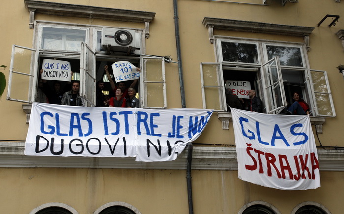 Pula, 071110.
Novinari, fotoreporteri, graficari i ostalo tehnicko osoblje Glasa Istre od danas su u strajku jer je uprava najavila sindikatu otpustanje trecine zaposlenika. Uprava ce uz pomoc sudske odluke (dvadeset radnika je dobilo radnu obavezu) pokus Pula, 071110.
Novinari, fotoreporteri, graficari i ostalo tehnicko osoblje Glasa Istre od danas su u strajku jer je uprava najavila sindikatu otpustanje trecine zaposlenika. Uprava ce uz pomoc sudske odluke (dvadeset radnika je dobilo radnu obavezu) pokus
