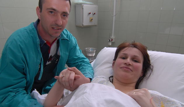Ivanka Juric i njen suprug Tomislav koji ju je jutros porodio na cesti, na putu prema bolnici ( Kalmetini ) uz telefonsku pomoc doktora. Foto : Andrija Lucic / CROPIX