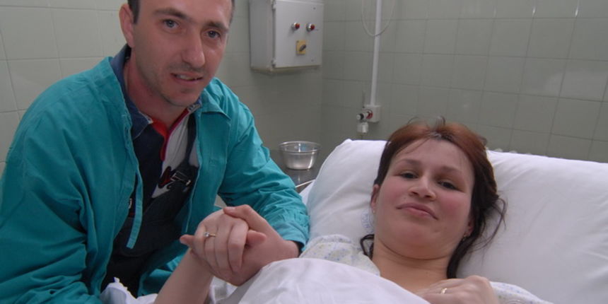 Ivanka Juric i njen suprug Tomislav koji ju je jutros porodio na cesti, na putu prema bolnici ( Kalmetini ) uz telefonsku pomoc doktora. Foto : Andrija Lucic / CROPIX
