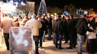 Paljenjem prve adventske svijeće i prigodnim zabavnim programom započela manifestacija Advent na otoku Viru