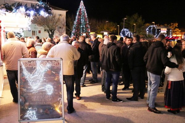Paljenjem prve adventske svijeće i prigodnim zabavnim programom započela manifestacija Advent na otoku Viru