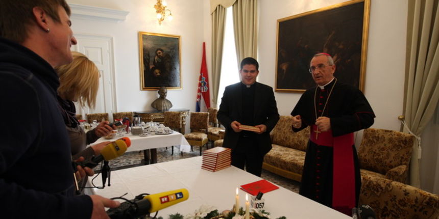 Zadar, 191212.
Nadbiskupski dom na Poljani Ivana pavla 2. Zadarski nadbiskup i predsjednik HBK mons. Zelimir Puljic danas na susretu sa novinarima odgovarao na sva aktualna pitanja, osobito vezana uz zdravstveni odgoj u skolama. 
Na slici Zelimir Puljic.