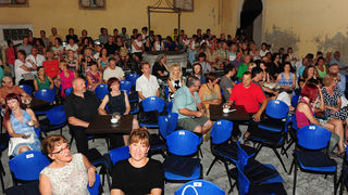 Zadar, 26.07.2013. snimio: Nenad Marčev
bossa nova
CATIA WERNECK QUARTET (BRA-FR)
CATIA WERNECK – vocal
VINCENT BIDAL – piano
LUKMIL PEREZ HERRERA – drums
RENATO ŠVORINIĆ – bass giuitar
Dvorište Providurove palače Zadar, 26.07.2013. snimio: Nenad Marčev
bossa nova
CATIA WERNECK QUARTET (BRA-FR)
CATIA WERNECK – vocal
VINCENT BIDAL – piano
LUKMIL PEREZ HERRERA – drums
RENATO ŠVORINIĆ – bass giuitar
Dvorište Providurove palače