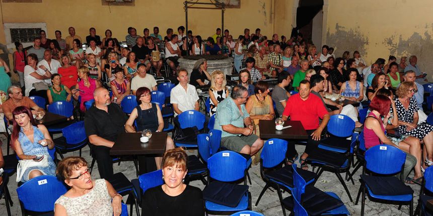 Zadar, 26.07.2013. snimio: Nenad Marčev
bossa nova
CATIA WERNECK QUARTET (BRA-FR)
CATIA WERNECK – vocal
VINCENT BIDAL – piano
LUKMIL PEREZ HERRERA – drums
RENATO ŠVORINIĆ – bass giuitar
Dvorište Providurove palače Zadar, 26.07.2013. snimio: Nenad Marčev
bossa nova
CATIA WERNECK QUARTET (BRA-FR)
CATIA WERNECK – vocal
VINCENT BIDAL – piano
LUKMIL PEREZ HERRERA – drums
RENATO ŠVORINIĆ – bass giuitar
Dvorište Providurove palače