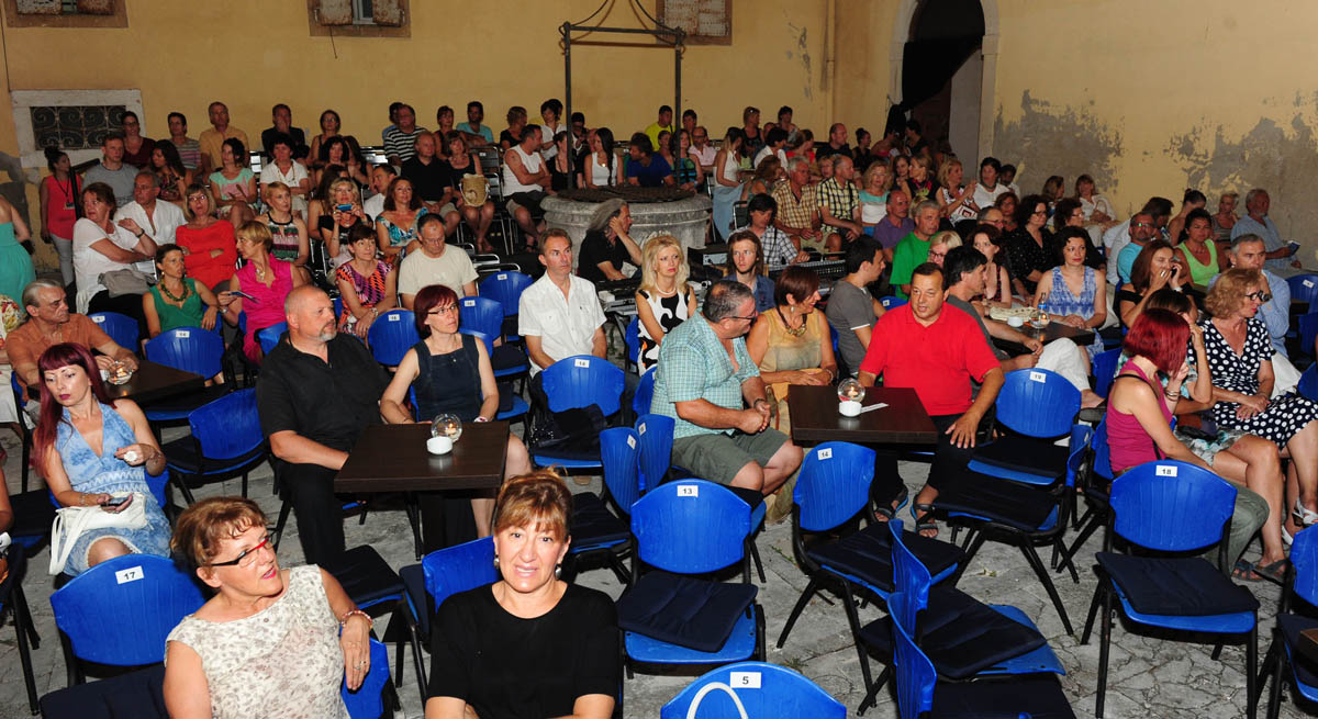 Zadar, 26.07.2013. snimio: Nenad Marčev
bossa nova
CATIA WERNECK QUARTET (BRA-FR)
CATIA WERNECK – vocal
VINCENT BIDAL – piano
LUKMIL PEREZ HERRERA – drums
RENATO ŠVORINIĆ – bass giuitar
Dvorište Providurove palače Zadar, 26.07.2013. snimio: Nenad Marčev
bossa nova
CATIA WERNECK QUARTET (BRA-FR)
CATIA WERNECK – vocal
VINCENT BIDAL – piano
LUKMIL PEREZ HERRERA – drums
RENATO ŠVORINIĆ – bass giuitar
Dvorište Providurove palače
