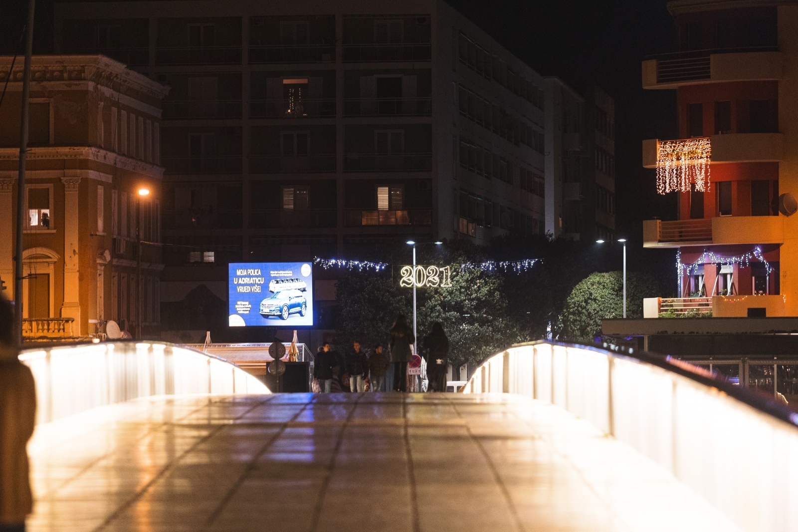 Građani na ulicama Zadra poštujući mjere dočekali 2021. godinu