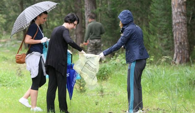 Unatoč kiši nekoliko desetaka građana odazvalo se akciji ‘Zelena čistka’ koji su sudjelovali u čišćenju šume na Musapstanu.  Photo: Dino Stanin/PIXSELL