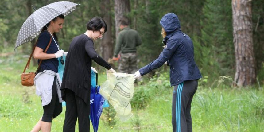 Unatoč kiši nekoliko desetaka građana odazvalo se akciji ‘Zelena čistka’ koji su sudjelovali u čišćenju šume na Musapstanu. Photo: Dino Stanin/PIXSELL Unatoč kiši nekoliko desetaka građana odazvalo se akciji ‘Zelena čistka’ koji su sudjelovali u čišćenju šume na Musapstanu. Photo: Dino Stanin/PIXSELL