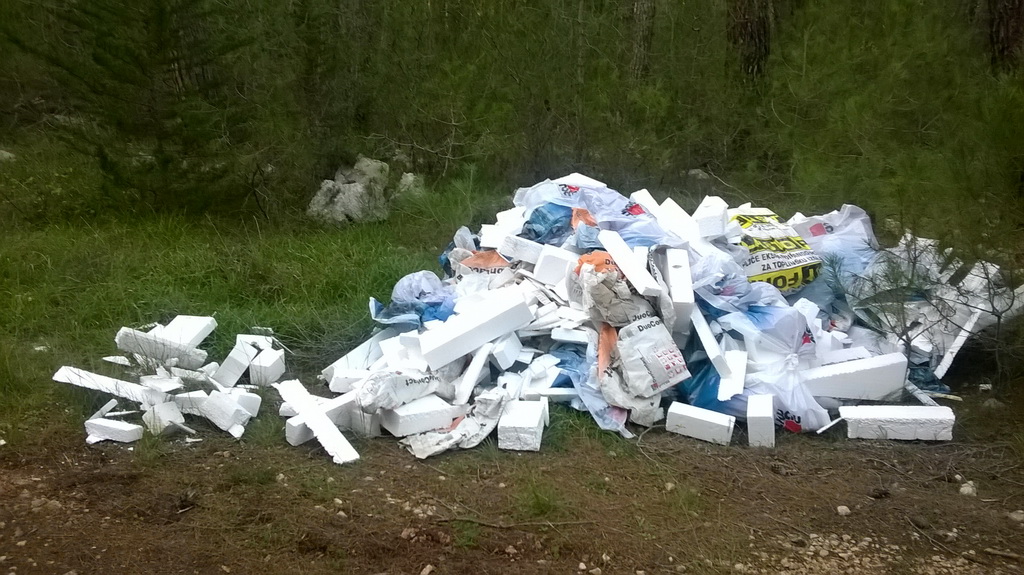 Park šuma Musapstan zagađena raznim otpadom Park šuma Musapstan zagađena raznim otpadom