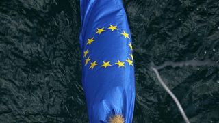 30.06.2013., Zadar – Povodom ulaska Republike Hrvatske u Europsku uniju mladic i djevojka skocili su s Maslenickog mosta sa zastavom Europske unije, dok je mladi Britanac skocio sa hrvatskom zastavom. Photo: Filip Brala/PIXSELL Autor  Filip Brala/PIXSEL